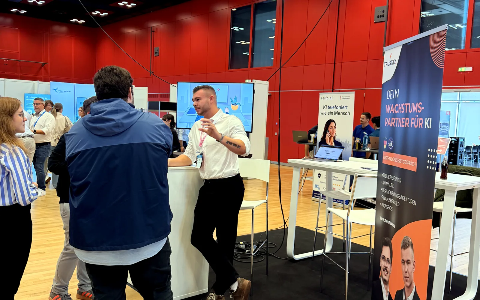 TRUSTAX-Messestand mit Besuchern