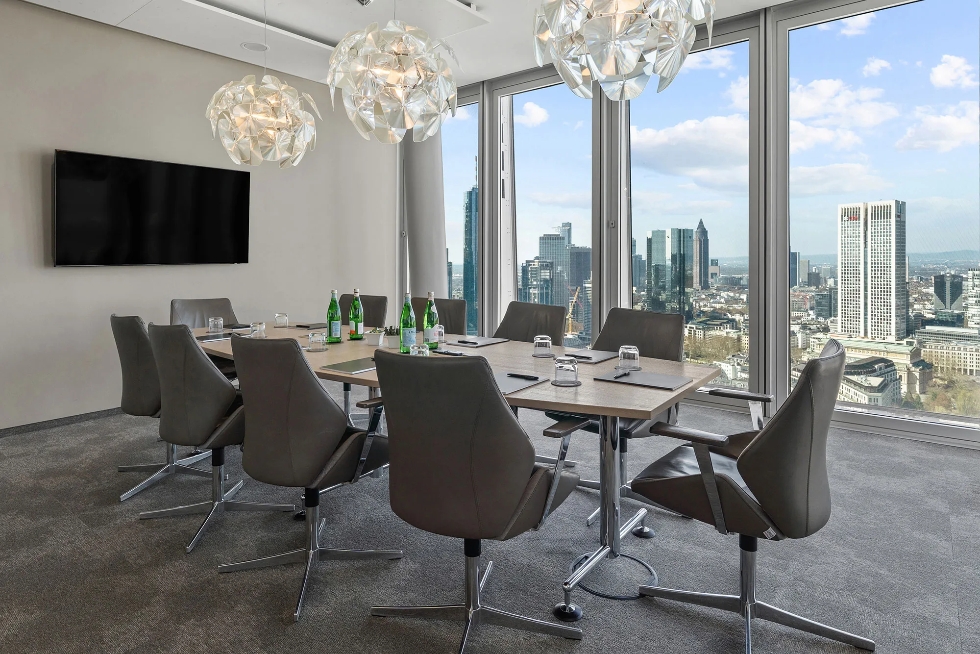 Besprechungsraum im Nextower mit Blick auf die Frankfurter Skyline